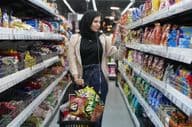 سپر مارکیٹ میں ایک جوان عرب عورت۔