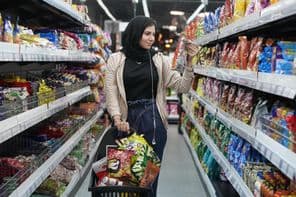 سپر مارکیٹ میں ایک جوان عرب عورت۔