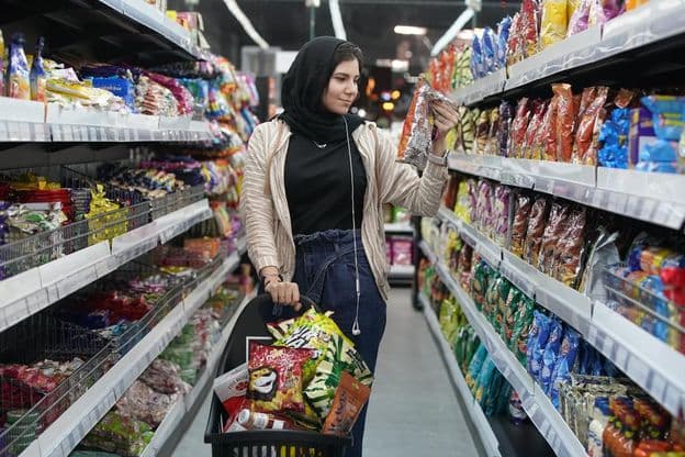 سپر مارکیٹ میں ایک جوان عرب عورت۔