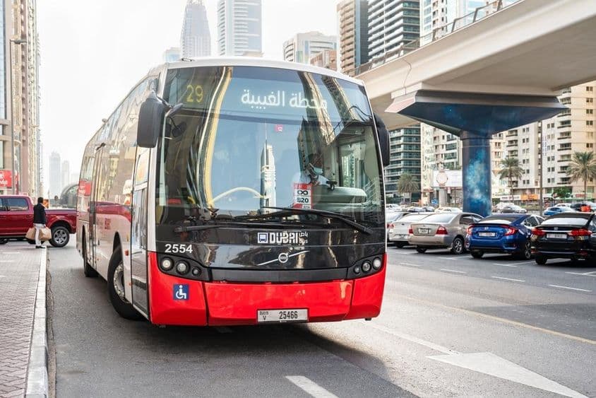 Volvo بس دبئی میں سفر کر رہی ہے۔