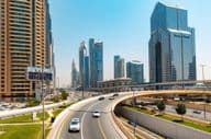 شیخ زاید روڈ کا منظر بلند و بالا عمارتوں کے ساتھ۔