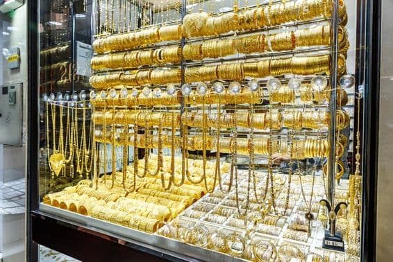 گولڈ مارکیٹ میں زیورات کی دکان کی تصویر