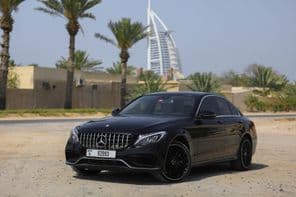 مرسڈیز بینز سی ۳۰۰ دبئی کی شہر میں باہر کھڑی ہوئی۔