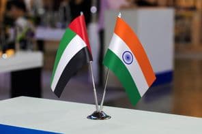 متحدہ عرب امارات اور انڈیا کے دو چھوٹے میز پرچم