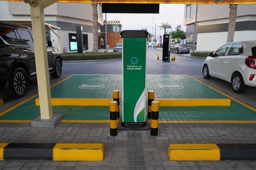 دبئی پارکنگ لاٹ میں اسمارٹ کار چارجنگ اسٹیشن