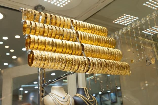 دکان کی ونڈو میں سونے کے کنگن