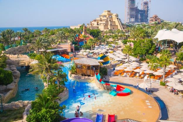 Aquaventure واٹر پارک اور نیپچون ٹاور کا منظر
