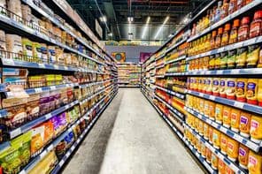 دبئی، متحدہ عرب امارات، سپر مارکیٹ کے زینوں میں نمائش کی گئی غذائیں