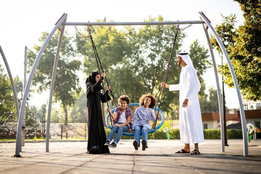 دبئی کے کھیلنے کی جگہ پر کھیلتے ہوئے ایک خاندان