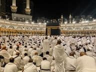 رات کے وقت کعبہ کے گرد جمع ہونے والے حجاج