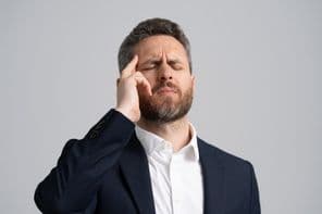 سوٹ پہنے ہوئے بزنس مین کو سر کا درد