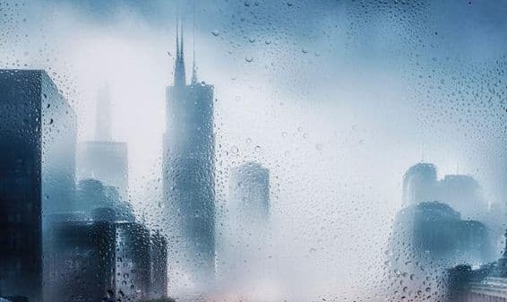 بارش کی رات میں کھڑکی سے شہر کا منظر